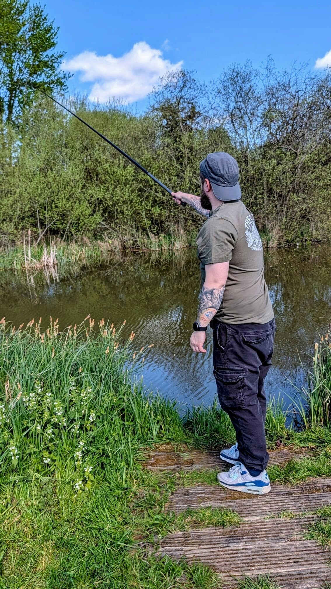 The Cast Heavyweight Carp T-Shirt
